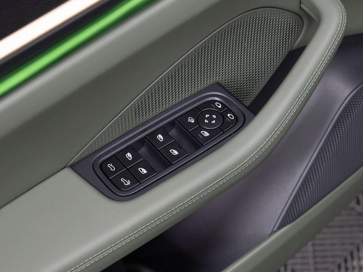 2025 Porsche Macan Turbo