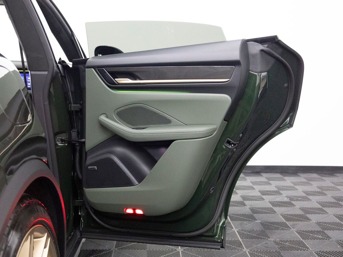 2025 Porsche Macan Turbo