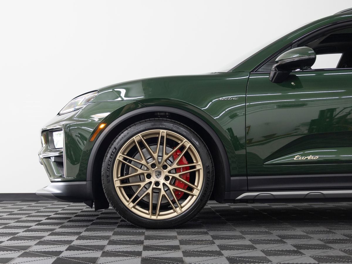 2025 Porsche Macan Turbo