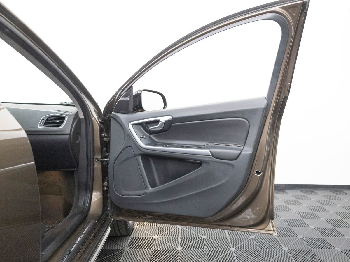 2016 Volvo V60 Cross Country T5
